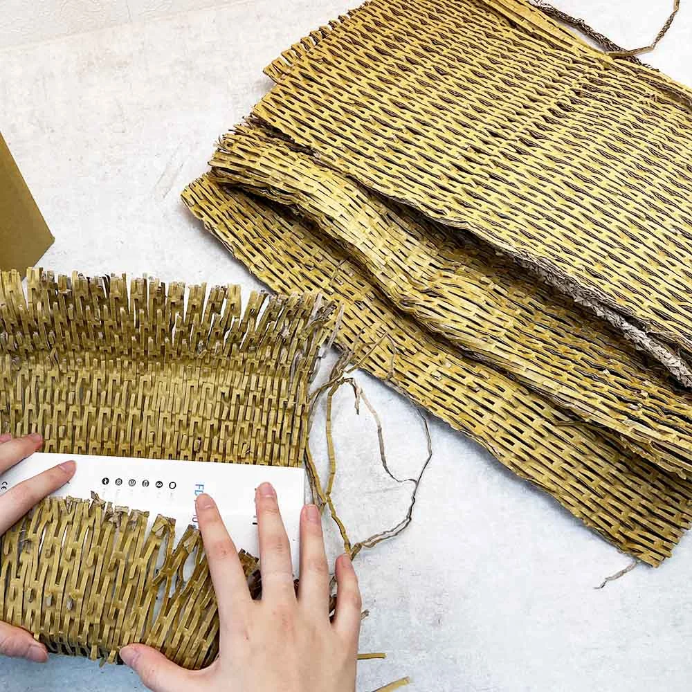 蜂巢緩衝紙成型結構示範,紙箱碎紙膨切機加工後的填充材料細節