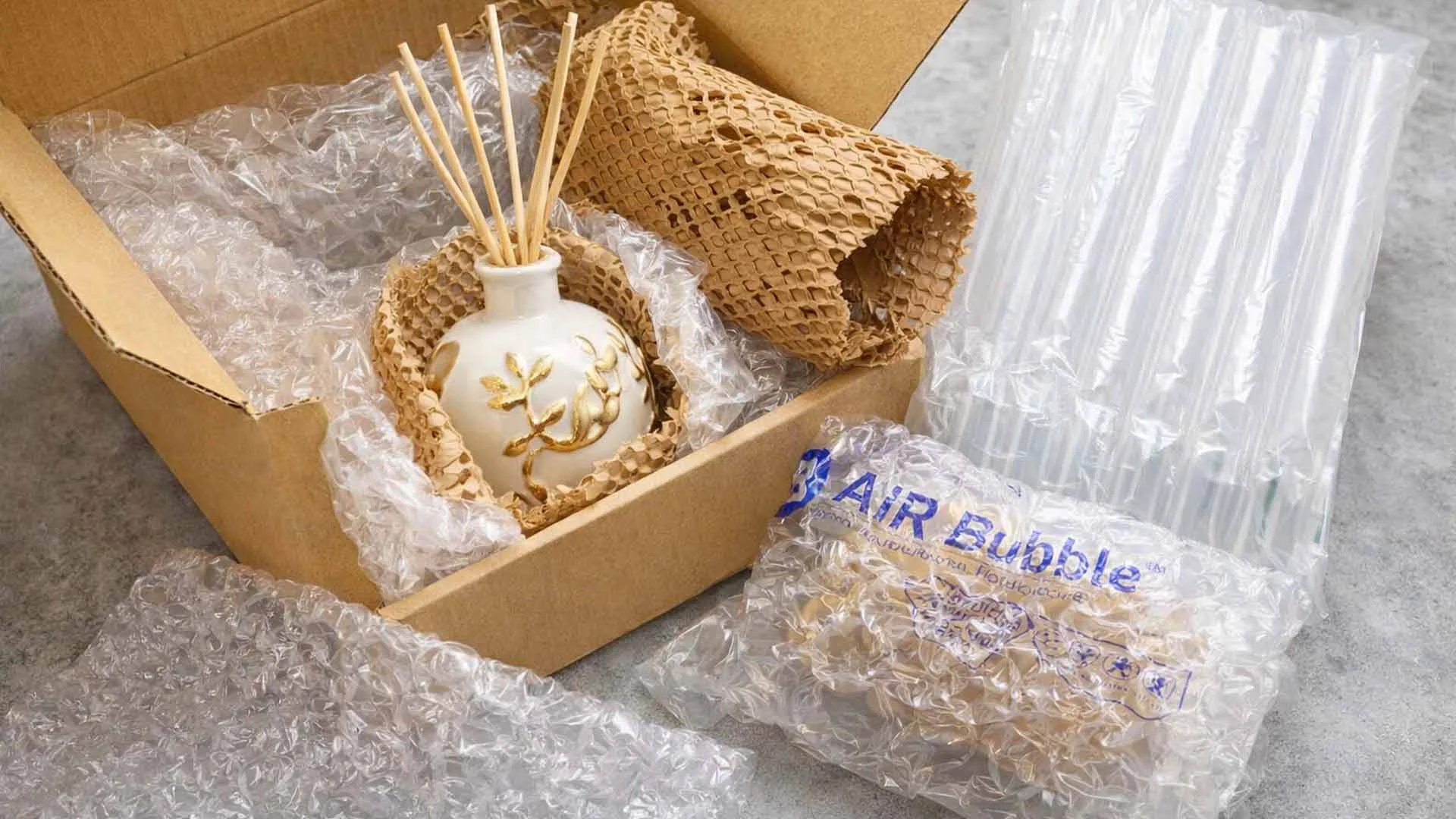 家飾用品出貨時,使用蜂巢紙與緩衝包材進行穩定包裝的實際情境