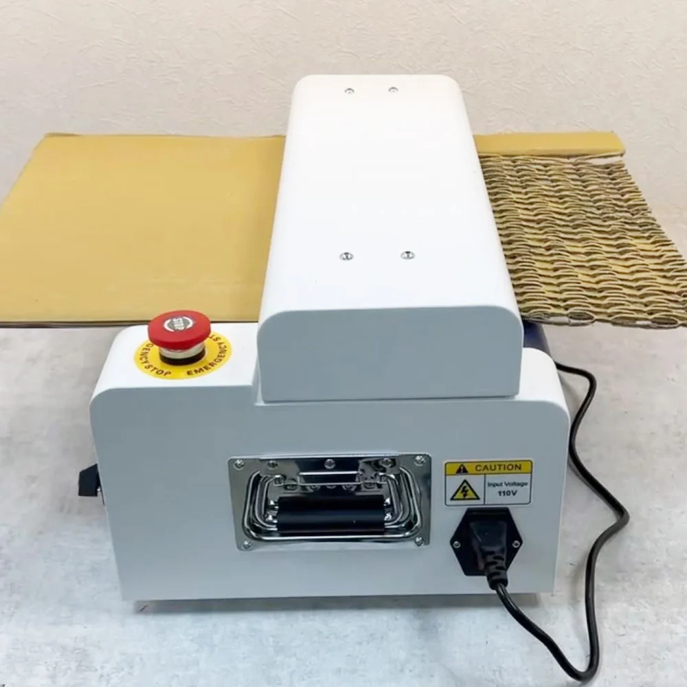 紙箱碎紙膨切機將紙板加工成蜂巢狀緩衝紙材的實際運作畫面