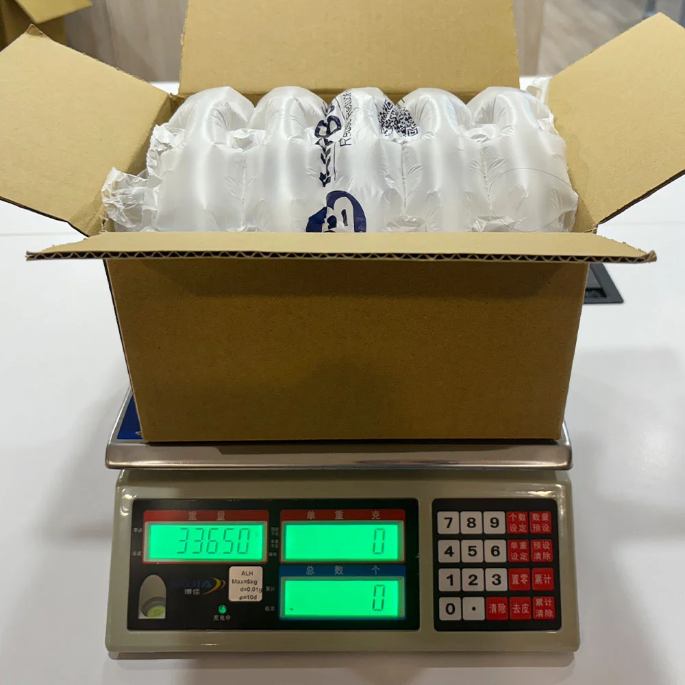 氣泡布進行出貨包裝後的重量測量畫面，顯示在實際使用情境下包裝總重量為336.5克