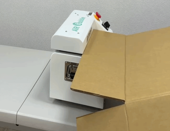 紙箱碎紙膨切機將廢紙箱加工成網狀緩衝材的操作過程